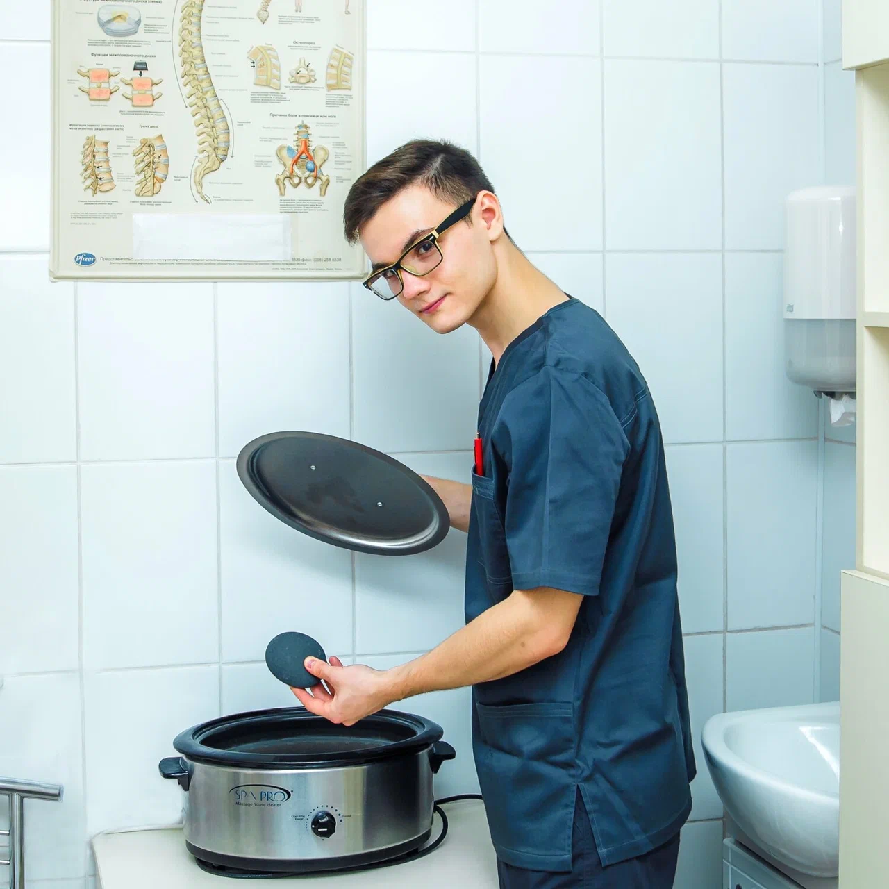 Специалист готовит оборудование